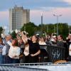 Die Besucher des Strandkorb-Open-Airs auf der Augsburger Messe feiern mit ihren Stars.