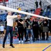Scholz spielt Volleyball bei einem Besuch des Trainings der Volleyballerinnen des SC Potsdam.