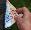 Ein gutgläubiger Senior hat einem unbekannten Mann in der Illertisser Innenstadt 1000 Euro Bargeld überlassen. 