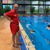 Michael Fendt bringt bei der DLRG Kindern ehrenamtlich Schwimmen bei. Dafür steht der 46-Jährige aus Friedberg jeden Montag am Beckenrand.