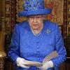 Elizabeth II. bei ihrer Rede im Oberhaus, diesmal ohne Pomp und „nur“ im blauen Tagesdress.
