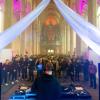 Menschen tanzen in der Predigerkirche beim Techno-Rave "Rave like God". Mit dem für Thüringen ungewöhnlichem Format will die evangelische Predigergemeinde vor allem Menschen zwischen 25 und 35 Jahren ansprechen.
