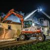 Einsatzkräfte der Feuerwehr löschen am Abend in Creglingen (Main-Tauber-Kreis) einen brennenden Stall auf einem Bauernhof.