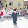 Die Grundschulkinder sangen ein eigens auf das Saalgebäude gedichtetes Lied – da durfte auch der Bürgermeister (Jannis Fischer) nicht fehlen.