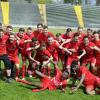 Trainer Alexander Frankenberger (vorne, Zweiter von links) feierte mit seinem Team die Rückkehr in die Bundesliga. Zu den Gratulanten gehörten NLZ-Geschäftsführer Roy Stapelfeld (links) und NLZ-Cheftrainer Manuel Baum (rechts). 	