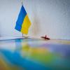 Ob kleine Fahnen, Anstecker oder Sticker. Die Farben der ukrainischen Flagge wurden auch im Landkreis zum Symbol dafür, dass man gegen den Krieg ist.