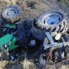 In Türkheim ist ein Traktor in eine Böschung gestürzt. Fahrer und Mitfahrer wurden schwer verletzt.