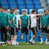 Bundestrainer Joachim Löw (Mitte) bereitet das DFB-Team auf die Begegnung mit Südkorea vor.