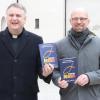 Dekan Manfred Straub und sein evangelischer Kollege Erik Herrmanns mit der neuen ökumenischen Broschüre. 