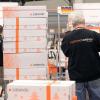 Mitarbeiter verpacken in Erfurt (Thüringen) im neuen Zalando-Logistikzentrum die Ware.
