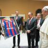 <p>Manuel Neuer und Philipp Lahm überreichten dem Papst ein von allen Spielern signiertes Trikot.</p>