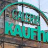 Das Logo der Galeria Kaufhof hängt an der Außenfassade einer Filiale.