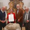 Dr. Hans Frei (Zweiter von rechts) überbrachte den Schwäbischen Museumspreis und übergab ihn an Sarah Schormair (Zweite von links) - 
rechts Bürgermeister Klaus Habermann,
links Bezirksheimatpfleger Christoph Lang.