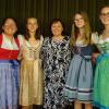 Mit einer groß angelegten Feier wurde Karin Virag (Mitte, hier mit Schülerinnen der 9. Klassen) als Rektorin der Krumbacher Mittelschule ein würdiger Übergang in den Ruhestand beschert.