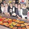 Der Edeka in Monheim wurde mit dem „Fleisch Star 2011“ für die beste Fleisch- und Wurstabteilung in Deutschland ausgezeichnet. Das Bild zeigt die Mitarbeiterinnen der Abteilung und Marktleiterin Hannelore Deckinger (ganz links).  