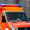 Ein Rettungswagen der Feuerwehr fährt auf einer Straße.