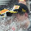 Sebastian Vettel (r) feierte seinen Sieg in Indien mit einer Champagnerdusche.  