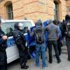 Menschen demonstrieren vor dem Gebäude der Bundespolizei am Hauptbahnhof in Hannover gegen Polizeigewalt.