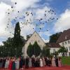 Sie haben das Abitur am Simpert-Kraemer-Gymnasium in Krumbach geschafft und schickten während der Abiturfeier ihre Wünsche per Luftballon gen Himmel.