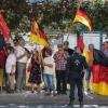 Teilnehmer einer Demonstration der islamfeindlichen Pegida-Bewegung beim Merkepl-Besuch in Dresden.