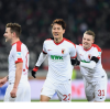 Dong-Won Ji bejubelt zusammen mit Daniel Baier und Philipp Max seinen Treffer zum 1:1 gegen Eintracht Frankfurt.