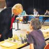 Konzentriert betrachtet Helmut Pfleger die Konstellation der Figuren. Der Schach-Großmeister erkennt sofort die Verknüpfung und macht seinen Zug.