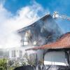 Bei einem Großbrand an einem Wohnhaus in Weilheim ist ein Schaden von rund 350 000 Euro entstanden.  