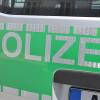 Die Polizei sucht einen jungen Mann, der einen 17-Jährigen bei einer Party in Horgau gewürgt hat.