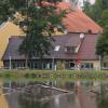 Bis heute strahlt die Roggenburger Klostermühle am Roggenburger Weiher den Charme vergangener Tage aus. 	