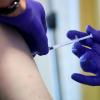 Rund 50 Mitarbeiter einer Augsburger Steuerkanzlei erhielten bereits eine Corona-Impfung. Nach dem Vorfall wird Kritik am Vorgehen der Stadt laut.