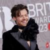 Harry Styles posiert für Fotografen bei seiner Ankunft bei den Brit Awards 2023.