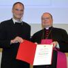 Pfaffer Hubert Ratzinger (links) wurde von Bischof Bertram Meier mit dem Ehrentitel Monsignore gewürdigt.
