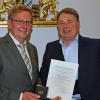 Landwirtschaftsminister Helmut Brunner überreichte das Verdienstkreuz am Bande des Verdienstordens der Bundesrepublik Deutschland an Leonhard Keller (links). 
