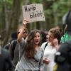 Mehrere tausend Menschen demonstrierten am Wochenende gegen die Rodung des Hambacher Forsts für den Braunkohle-Abbau.  	<b>Foto: Henning Kaiser, dpa</b>
