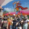 Das Feuerwehrgerätehaus in Ustersbach erhielt einen neuen Stempel verpasst: Sieben Jugendliche unter Anleitung von erfahrenen Sprayern des Vereins Die Bunten verschönerten eine Wand mit einem Graffiti. Dabei wurde passend zu den Brandschützern ein farbenfrohes Motiv gewählt. 	