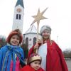 Neue Wege haben heuer die Sternsinger gesucht (von links): Josefine, Katharina und Magdalena Bschor aus der Pfarrei Sankt Martin in Günzburg können nicht wie gewohnt mit ihrer Mutter Julia als Begleiterin von Tür zu Tür gehen. Stattdessen werden die Ministranten Spendentüten und Segensaufkleber mit guten Wünschen in alle Briefkästen werden. 	
