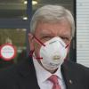 Hessens Ministerpräsident Volker Bouffier trägt Maske.