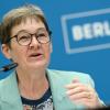 Ulrike Gote (Bündnis 90/Die Grünen), Berliner Senatorin für Wissenschaft, Gesundheit, Pflege und Gleichstellung spricht auf einer Pressekonferenz.
