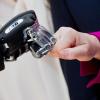  Angela Merkel CDU geht bei der Hannover Messe 2018 am Stand von IGB Automation auf Tuchfühlung mit einer Roboterhand. 