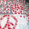 Mit Zeichnugnen roter Hände möchte der Künstler Tome gegen den Einsatz von Kindersoldaten protestieren. Eine Ausstellung ist am Sonntag in der Gersthofer Mittelschule zu sehen. 