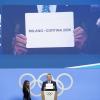 IOC-Präsident Thomas Bach verkündet das Ergebnis der Abstimmung. Olympia 2026 geht nach Italien.