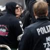 Im Oktober war es in Köln bei einem Protest von rund 4500 Hooligans und Rechtsextremen, die gegen Salafisten demonstrierten, zu schweren Zusammenstößen gekommen.