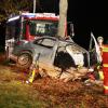 Tödliche Verletzungen hat der 27-jährige Fahrer erlitten, der mit diesem Wagen am Mittwochnachmittag zwischen Affing und Haunswies nach einem Überholmanöver gegen einen Baum geprallt ist.