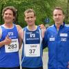 Mit den Plätzen eins, drei und vier dominierten Josef Sapper, Andreas Beck und Tobias Gröbl (von links) sowohl die Einzel- als auch die Mannschaftswertung beim 33. Augsburger Halbmarathon. 	