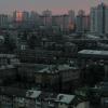 Hochhäuser in einem Kiewer Wohngebiet in der Morgendämmerung.