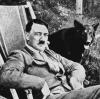 Adolf Hitler mit seinem Hund (undatierte Aufnahme). 