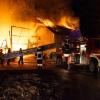 Feuer bei Kaufbeuren: In Großkemnat hat es am Dienstagabend gebrannt. Zunächst stand ein Holzanbau in Flammen, die dann auf ein Mehrfamilienhaus übergriffen.