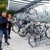 Gablingens Bürgermeisterin Karina Ruf und Fahrgast Andreas Zacher probierten die neuen Fahrradständer am Bahnhof gleich aus.