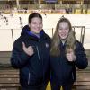 Anna Kindl (links) und Anna Rose wollen mit der U18-Eishockey-Nationalmannschaft den Klassenerhalt bei der WM schaffen. 
