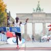 Eliud Kipchoge jubelt über den Sieg beim Berlin-Marathon 2017.